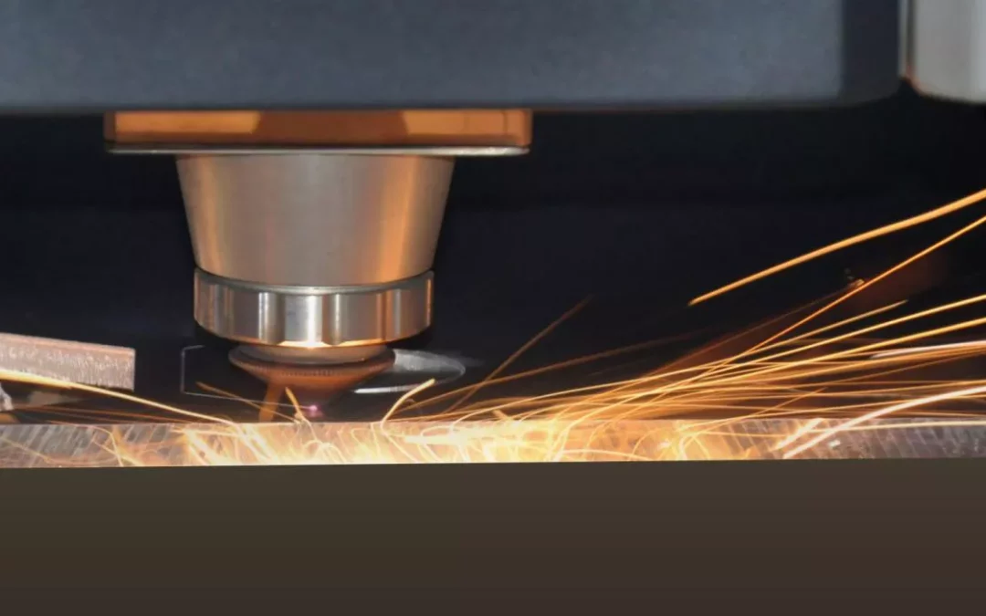 Parámetros de proceso cuando se corta láser de acero inoxidable de acero medio y materiales de placa gruesa.